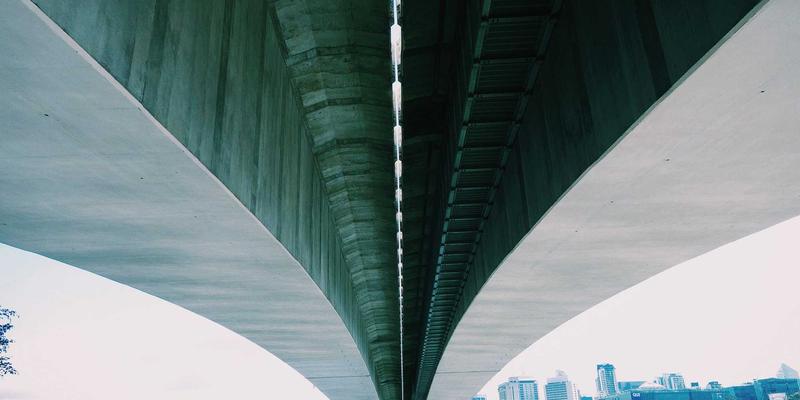 狗笼猫笼清洁指南：塑料、金属、布料宠物家具消毒除味全攻略